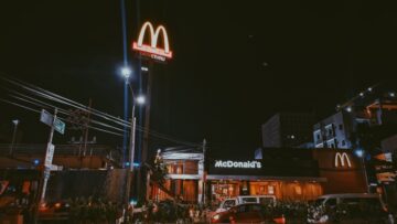 Nietypowa współpraca sieci McDonald’s i Aldi – pracownicy zamkniętych restauracji nie stracą pracy, lecz będą pracować w marketach