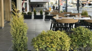 Władze Wilna udostępniają przestrzeń miejską kawiarniom i restauracjom w związku z pandemią koronawirusem
