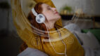 Audiobooki, e-booki i podcasty coraz bardziej popularne wśród Polaków