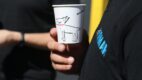 W serwisie Irmar zachęcają do adopcji czworonogów… kubeczkami z grafiką znanej artystki