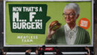 Marka Meatless Farm ruszyła z prowokacyjną kampanią i pokazuje, jak powinno się promować wege burgery