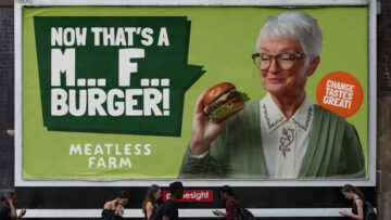 Marka Meatless Farm ruszyła z prowokacyjną kampanią i pokazuje, jak powinno się promować wege burgery