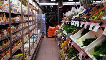 Berliński supermarket przy produktach podaje dwie ceny – jedna jest powiększona o koszty klimatyczne