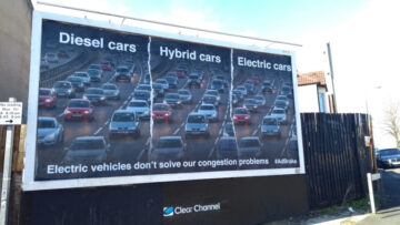 Organizacja Brandalism umieściła na billboardach parodie reklam marek samochodowych – chce tym zwrócić uwagę na problem zanieczyszczenia powietrza