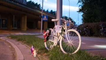 Rower-duch pojawił się przy ulicy w Białymstoku – zwraca uwagę na wypadki drogowe z udziałem rowerzystów
