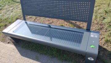 W Poznaniu pojawiła się ławka z czujnikiem smogu i panelami słonecznymi