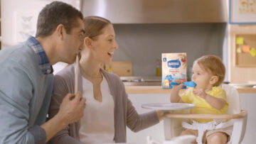 Technologia Hybrid TV Sync w kampaniach parentingowych dla marek Nestlé