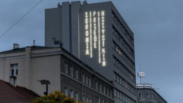„Zdrowia przede wszystkim” – Traffic Design umieściło podnoszący na duchu neon na ścianie gdyńskiego szpitala