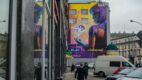 Cyberpunk 2077 z fanartowym muralem w Warszawie
