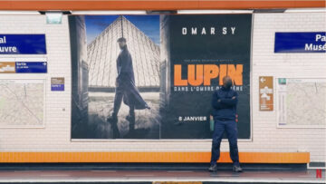 Omar Sy z serialu „Lupin” incognito w paryskim metrze przykleja plakat reklamowy
