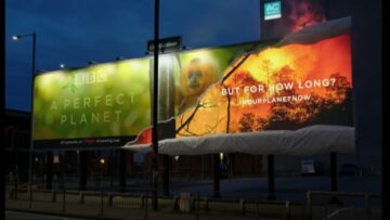Palący się billboard promuje program „Planeta doskonała” i zwraca uwagę na problemy klimatyczne