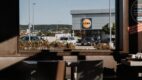 W Warszawie pojawiły się billboardy z hasłem „Jedziesz do Lidla? Szkoda zdrowia”. Lidl odcina się od akcji i nazywa ją „czynem nieuczciwej konkurencji”