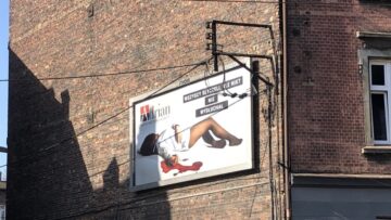 Marka Rajstopy Adrian z kolejną kontrowersją kampanią – tym razem na billboardzie pojawiła się „martwa” kobieta