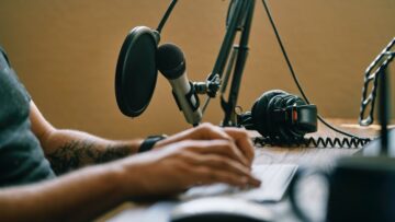 Podcast: Przebić bańkę – jak docierać do klientów o skrajnie odmiennych poglądach? Wywiad z prof. Jarosławem Flisem