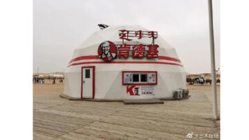 Restauracja KFC w formie jurty, która wpisuje się w pustynny krajobraz