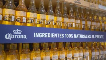 Corona odwraca butelki na półkach sklepowych