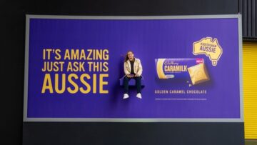 Australijczyk siedzący na billboardzie promuje batoniki Caramilk
