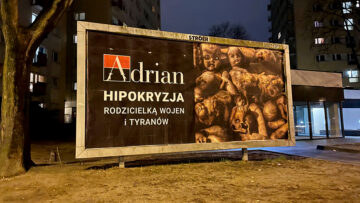 Rajstopy Adrian tym razem z billboardami z wizerunkiem zmasakrowanych lalek. Kreacja jest odwołaniem do wojny w Ukrainie