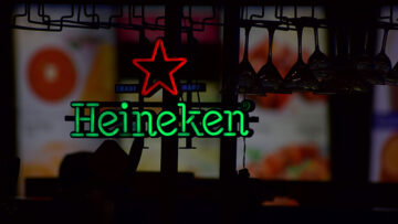 Heineken emituje czarną reklamę, która przypomina o konieczności oszczędzania energii
