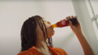 Coca-Cola obchodzi 50 lat w Polsce – nowy singiel Sary James z okazji jubileuszu marki