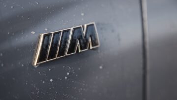 BMW prezentuje nowe logo. Samochody z serii M bez kolorowych pasków