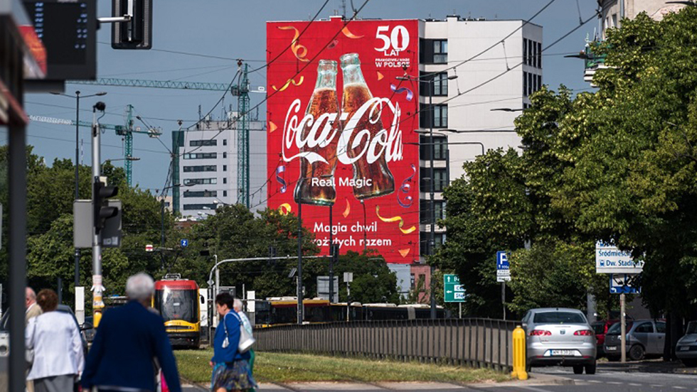Marka Coca-Cola pokazuje swoją historię na muralach w całej Polsce ...