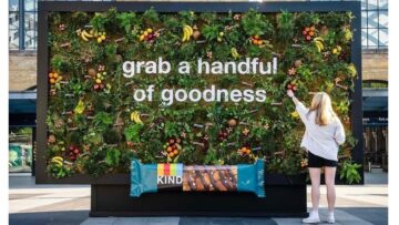 Marka Kind Snacks stworzyła billboard z prawdziwymi owocami i batonikami, aby poczęstować przechodniów
