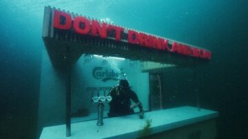 Carlsberg otworzył bar na dnie morza, aby przypomnieć o niebezpiecznych skutkach picia alkoholu nad wodą