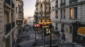 Francja wprowadza ograniczenia w wykorzystywaniu podświetlanych reklam i w pozostawianiu otwartych drzwi w klimatyzowanych lokalach