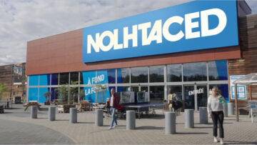 Kilka sklepów Decathlon zmieniło nazwę na Nolhtaced