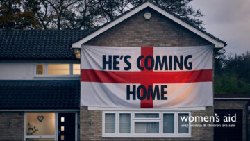 Kampania „He’s coming home” zwraca uwagę na rosnący problem przemocy domowej w czasie piłkarskich rozgrywek