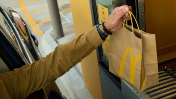 Odbiór zamówienia bez oczekiwania w kolejce? McDonald’s testuje nowy koncept drive-thru