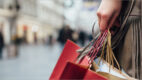 Polacy ograniczyli wydatki konsumpcyjne. Rośnie popularność tańszych sieci handlowych [badanie]