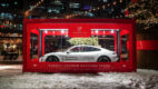 Porsche pod choinkę? Świąteczna akcja ambientowa warszawskiego salonu