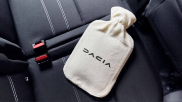 Dacia wyśmiewa subskrypcje BMW i rozdaje kierowcom termofory