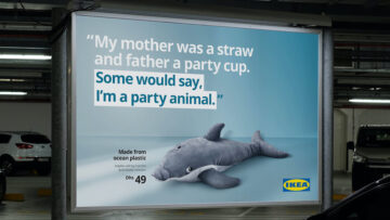 „Moja mama była słomką, a tata kubeczkiem. Można o mnie powiedzieć PARTY ANIMAL”. IKEA promuje pluszaki z materiałów z recyklingu