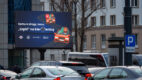 Łapki na kierownicę! – Policja i Yanosik przypominają, by odłożyć telefon w czasie jazdy