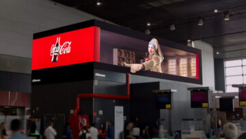 „Dziewczyna z perłą” podaje Coca-Colę na lotnisku w São Paulo