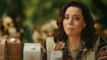 Aubrey Plaza parodiuje reklamy mleka roślinnego w kampanii od MilkPEP