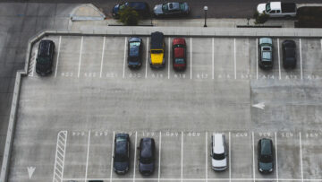 Lepsze miejsca na parkingu dodatkowo płatne? Warszawska galeria handlowa testuje nowe rozwiązanie