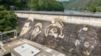 Wyjątkowe dzieło sztuki. Odwrócone graffiti na ścianie tamy w Luksemburgu