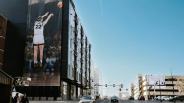 „This was never a long shot”. Nike w kreatywnej kampanii OOH wspiera rekord w koszykówce