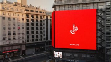 Coca-Cola w kampanii „Recycle Me” niszczy kultowe logo i zachęca do recyklingu puszek po napoju