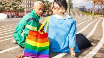 „Miłość zaczyna się w domu” – IKEA wspiera osoby LGBTQ+ i ogłasza kolejną akcję z wielobarwną torbą STORSTOMMA