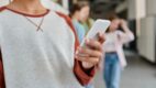 Zakaz korzystania z telefonów w szkołach w Norwegii przynosi pozytywne efekty [RAPORT]
