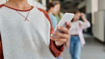 Zakaz korzystania z telefonów w szkołach w Norwegii przynosi pozytywne efekty [RAPORT]