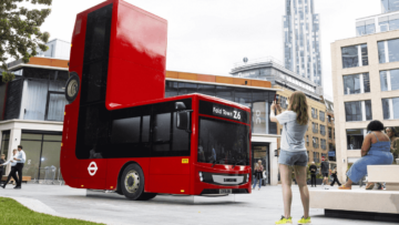 Fold Town: powyginany autobus, ławka i budka telefoniczna w outdoorowej reklamie Samsunga