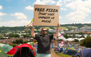 Darmowa pizza za opaskę. Specjalna oferta Papa John’s dla uczestników festiwalu w Glastonbury