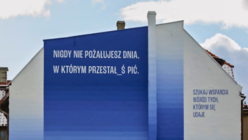 „Nigdy nie pożałujesz dnia, w którym przestał_ś pić”: mural z przesłaniem od Traffic Design ozdobił gdański Wrzeszcz