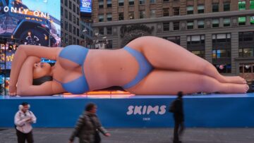 18-metrowy balon przedstawiający Kim Kardashian w bikini promuje markę Skims na Times Square